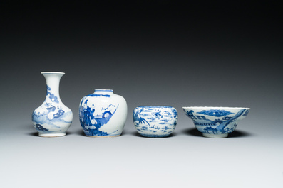 Een diverse collectie blauw-wit Chinees porselein, 19/20e eeuw