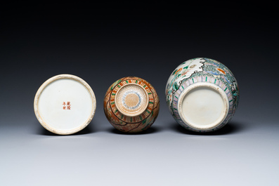 Trois vases et un plat en porcelaine de Chine famille rose et verte, 19&egrave;me