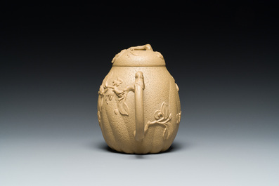 Th&eacute;i&egrave;re couverte en gr&egrave;s de Yixing &agrave; d&eacute;cor d'&eacute;cureuils et papillons, marque en creux de Chen Janyin 陳建寅, Kangxi