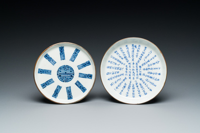 Twee Chinese blauw-witte 'Bleu de Hue' borden voor de Vietnamese markt, Ngoan Ngoc en een vier-karakter Tang Fu Ji merk, 19e eeuw