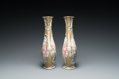 Paire de vases de forme bouteille en porcelaine de Chine famille rose &agrave; sujet mandarin, Qianlong