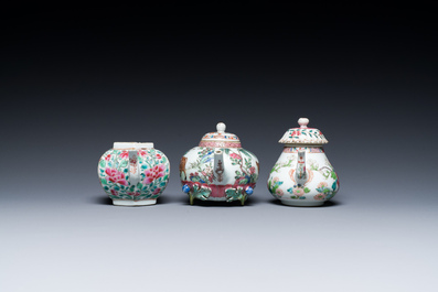 Drie Chinese famille rose theepotten, Yongzheng