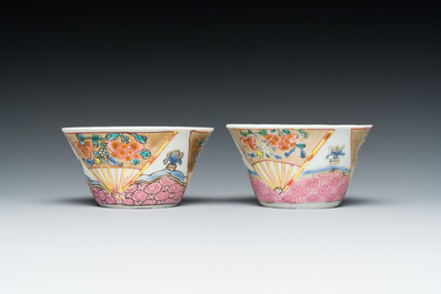 Een paar Chinese famille rose koppen en schotels met hanen, Yongzheng
