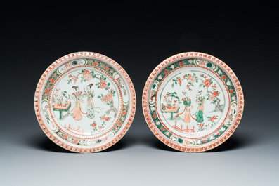 Een paar Chinese famille verte 'Xi Xiang Ji' borden, Kangxi