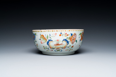 Een Chinese famille rose 'Pompadour' kom, Qianlong, ca. 1745