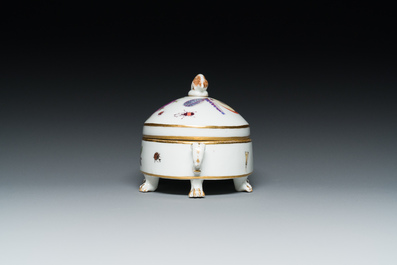 Een ovalen terrine in polychroom Meissen porselein met decor van fruit en insecten, Duitsland, 18e eeuw