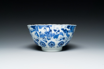 Bol en porcelaine de Chine en bleu et blanc &agrave; d&eacute;cor de lettr&eacute;es et de gar&ccedil;ons jouant, marque 'Qi Yu Bao Ding Zhi Zhen', Kangxi