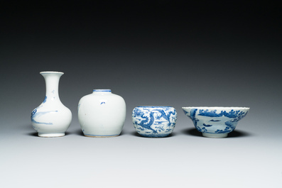 Een diverse collectie blauw-wit Chinees porselein, 19/20e eeuw
