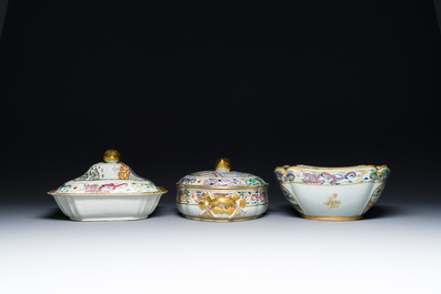 Twee fraaie Chinese gemonogrammeerde Canton famille rose dekselterrines en een kom, midden 19e eeuw