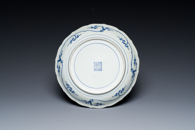 Een Japanse blauw-witte Arita schotel met een tijger en een draak in Kakiemon-stijl, Fuku merk, Edo, eind 17e eeuw