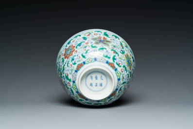 Een Chinese doucai kom met floraal decor, Yongzheng merk, 19/20e eeuw