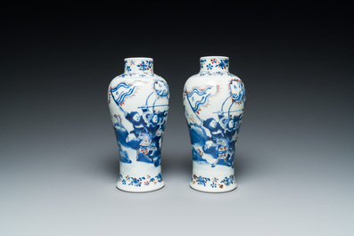 Paire de vases en porcelaine de Chine en bleu, blanc et rouge de cuivre, marque de Kangxi, 19&egrave;me