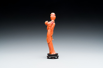 Twee Chinese bloedkoralen sculpturen van een dame met een waaier en van een dame met een bloem, 19/20e eeuw