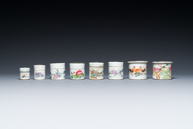 35 Chinese famille rose, verte, monochrome and qianjiang cai boxes and covers, 19/20th C.