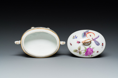 Een ovalen terrine in polychroom Meissen porselein met decor van fruit en insecten, Duitsland, 18e eeuw