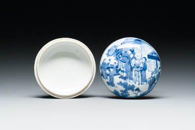Een Chinese blauw-witte dekseldoos, Qianlong merk, 19e eeuw