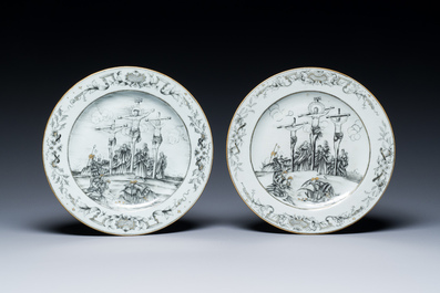 Een paar Chinese grisaille borden met 'De Kruisiging', Qianlong