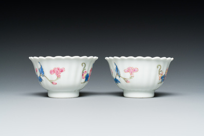 Een paar Chinese famille rose chrysantvormige koppen en schotels, Yongzheng