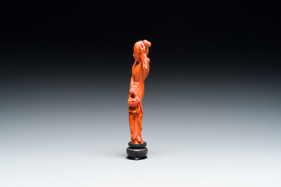 Een Chinese bloedkoralen sculptuur van een dame met een fruitmand, 19/20e eeuw