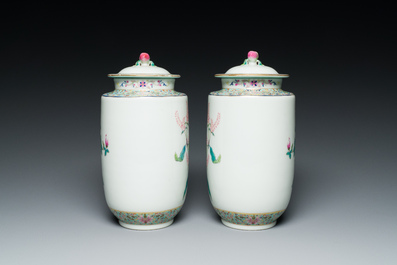 Paire de vases couverts en porcelaine de Chine famille rose &agrave; d&eacute;cor floral, marque de Jiaqing, R&eacute;publique
