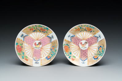 Een paar Chinese famille rose koppen en schotels met hanen, Yongzheng