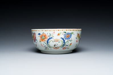 Een Chinese famille rose 'Pompadour' kom, Qianlong, ca. 1745