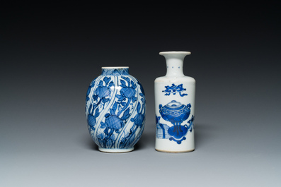 Twee Chinese blauw-witte vaasjes, Kangxi