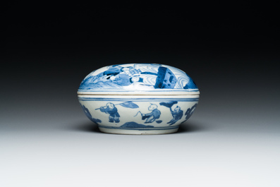 Een Chinese blauw-witte dekseldoos, Qianlong merk, 19e eeuw