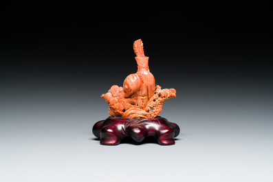Vier Chinese bloedkoralen sculpturen van dames en van een onsterfelijke, 19/20e eeuw