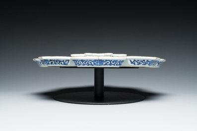 Een uitzonderlijk Chinees blauw-wit negendelig rijsttafelservies, Kangxi