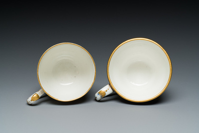 Deux tasses et une soucoupe en porcelaine de Tournai, 18&egrave;me
