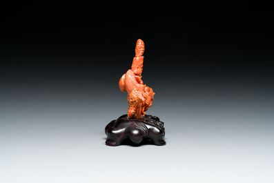 Vier Chinese bloedkoralen sculpturen van dames en van een onsterfelijke, 19/20e eeuw