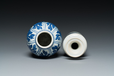 Twee Chinese blauw-witte vaasjes, Kangxi