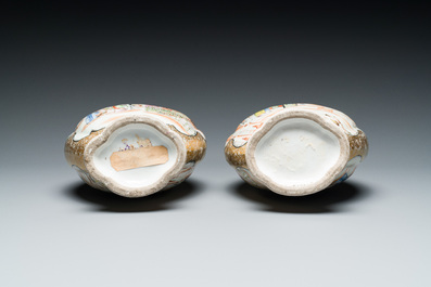 Paire de vases de forme bouteille en porcelaine de Chine famille rose &agrave; sujet mandarin, Qianlong