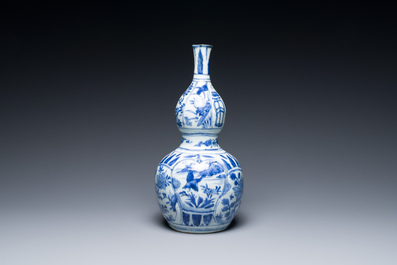 Een Chinese blauw-witte kraakporseleinen kalebasvaas, Wanli