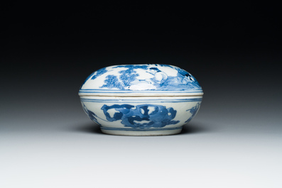Een Chinese blauw-witte dekseldoos, Qianlong merk, 19e eeuw