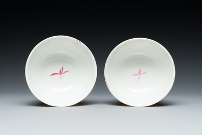 Een paar Chinese famille rose koppen en schotels met mandarijns decor, Qianlong