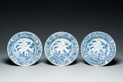 Une paire de plats et six assiettes en porcelaine de Chine en bleu et blanc, Kangxi/Qianlong