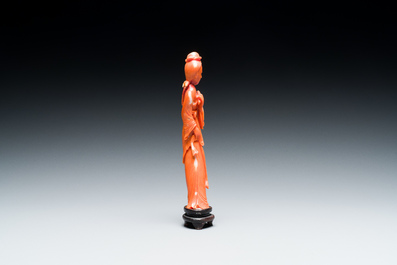 Twee Chinese bloedkoralen sculpturen van een dame met een waaier en van een dame met een bloem, 19/20e eeuw