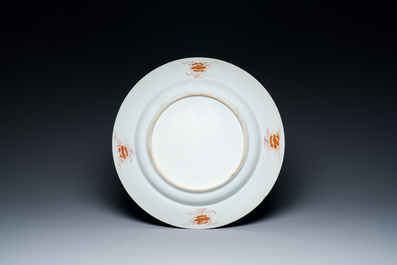 Een grote Chinese famille rose schotel, Yongzheng