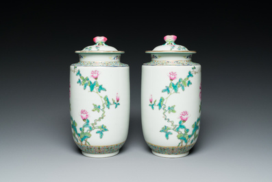 Paire de vases couverts en porcelaine de Chine famille rose &agrave; d&eacute;cor floral, marque de Jiaqing, R&eacute;publique
