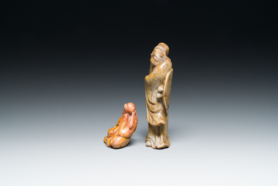 Twee Chinese zeepstenen sculpturen van Zhongkui en van Li Bai, gesigneerd Ni Zhi, 18/19e eeuw