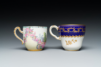 Deux tasses et une soucoupe en porcelaine de Tournai, 18&egrave;me