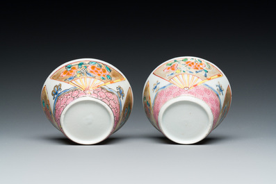 Een paar Chinese famille rose koppen en schotels met hanen, Yongzheng