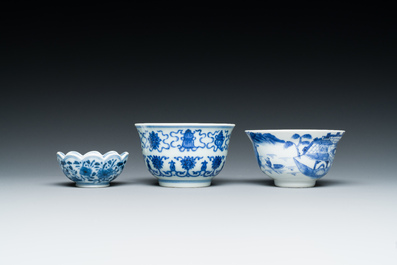 Een diverse collectie blauw-wit Chinees porselein, 19/20e eeuw