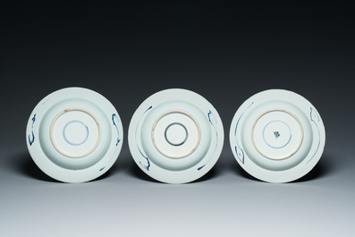 Une paire de plats et six assiettes en porcelaine de Chine en bleu et blanc, Kangxi/Qianlong