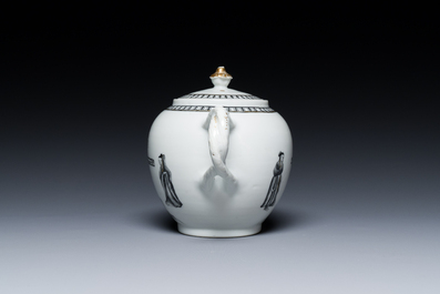 Th&eacute;i&egrave;re couverte en porcelaine de Chine &agrave; d&eacute;cor de la 'Crucifixion' en grisaille, Qianlong