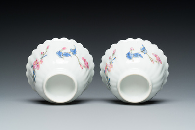 Een paar Chinese famille rose chrysantvormige koppen en schotels, Yongzheng