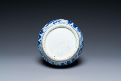 Een Chinese blauw-witte kraakporseleinen kalebasvaas, Wanli
