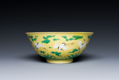 Een Chinese kom met kraanvogels op een gele fondkleur, Yongzheng merk en mogelijk periode